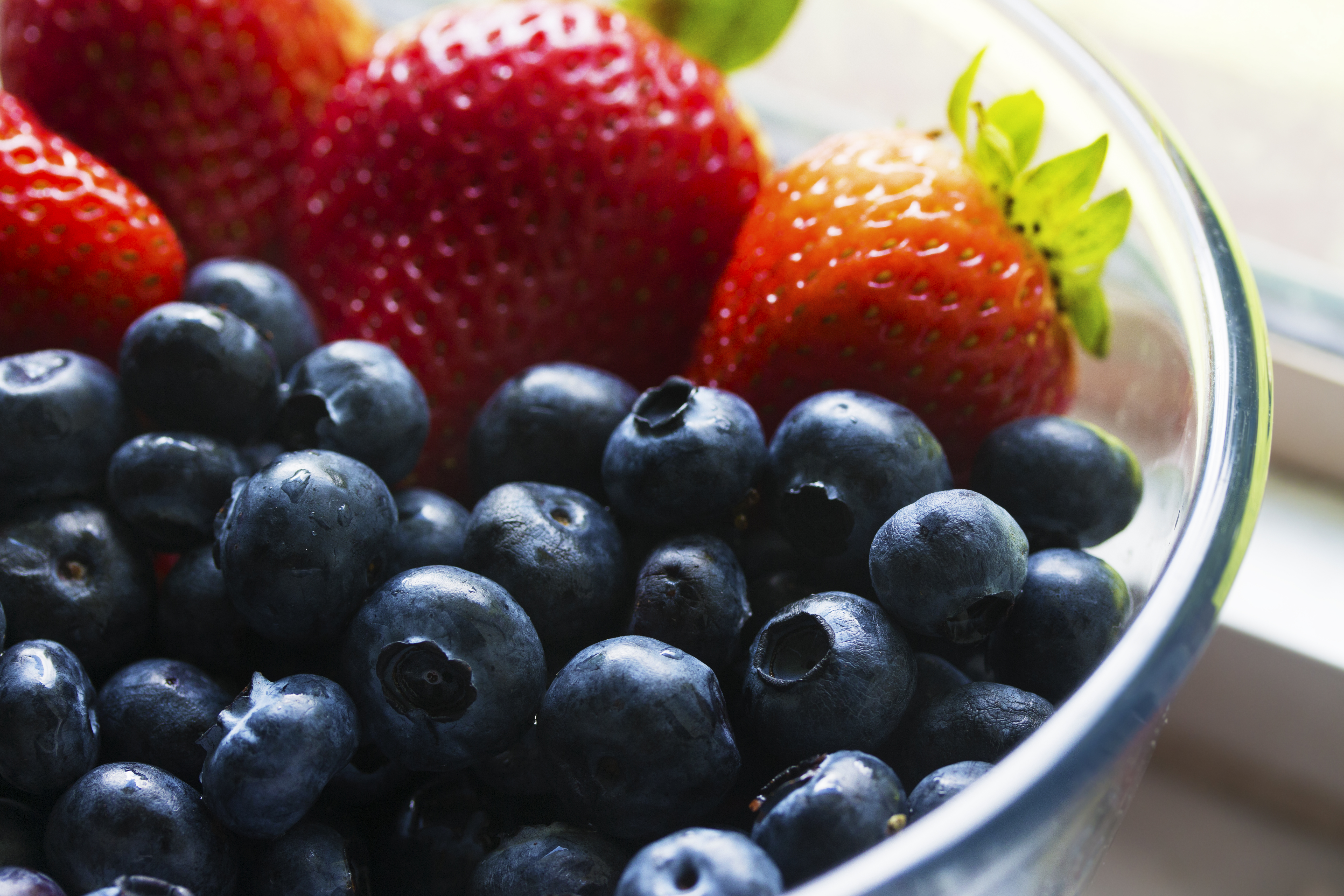 Image of Berries in a bowl (c) ShutterStock