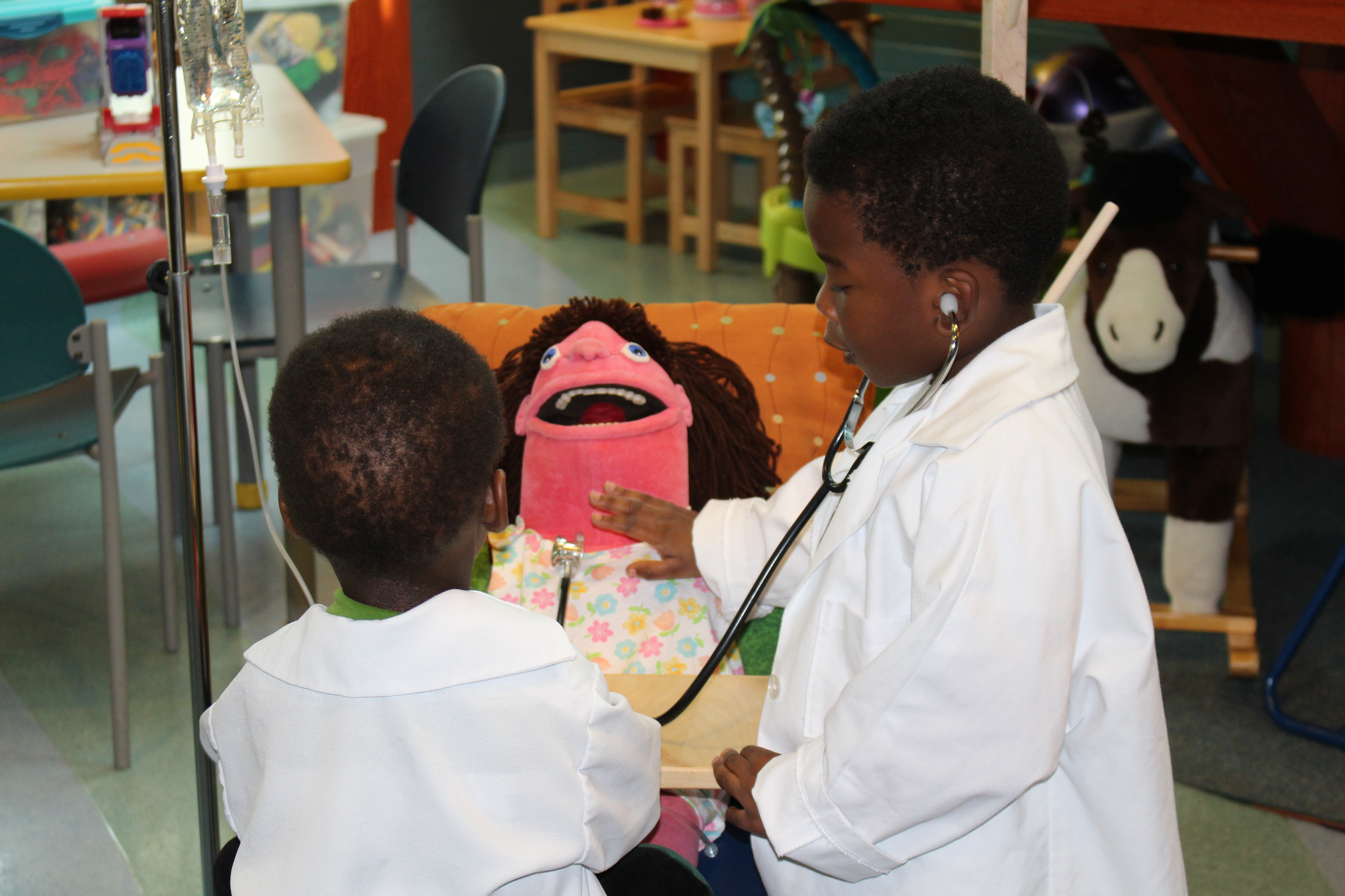 Photo of Children Playing Doctor (c) CCMB